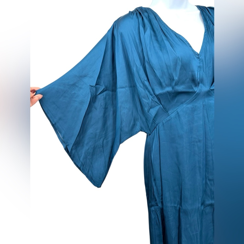 Strut & Bolt Women’s S Midnight Blue Satin Midi V-Neck Dress NWT Flare Sleeves - Picture 3 of 13